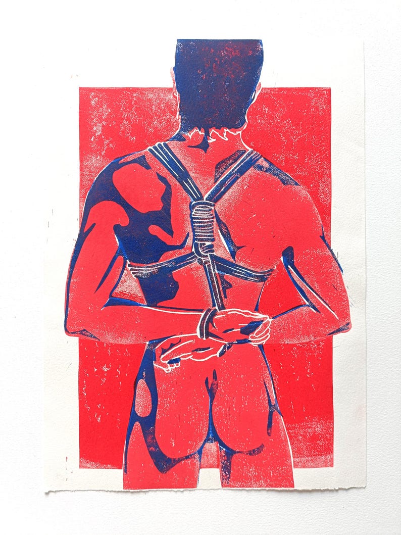 Pu&ograve; includere: Una stampa rossa e blu di una persona vista da dietro, con un'imbracatura e le mani legate dietro la schiena. La stampa ha un aspetto strutturato, con la figura in rosso su sfondo rosso e l'imbracatura in blu.