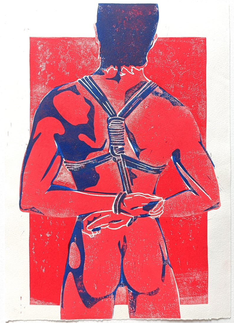Pu&ograve; includere: Una stampa linoleografica rossa e blu raffigurante una persona vista da dietro, con un'imbracatura e i polsi legati. La figura &egrave; resa con linee audaci e una tavolozza di colori limitata, creando un effetto visivo sorprendente. Lo sfondo &egrave; rosso pieno.