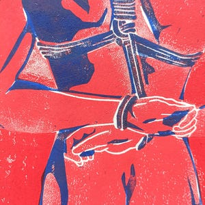 Pu&ograve; includere: Stampa linoleografica astratta in rosso e blu. L'opera raffigura figure e forme stilizzate, con linee audaci e colori contrastanti. La composizione presenta un elemento centrale simile a una corda o un legame, con mani e braccia. Il tema generale &egrave; suggestivo e artistico.