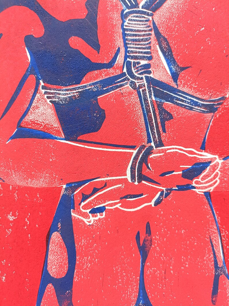 Pu&ograve; includere: Stampa linoleografica astratta in rosso e blu. L'opera raffigura figure e forme stilizzate, con linee audaci e colori contrastanti. La composizione presenta un elemento centrale simile a una corda o un legame, con mani e braccia. Il tema generale &egrave; suggestivo e artistico.