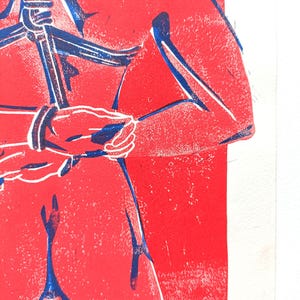 Pu&ograve; includere: Stampa linoleografica rossa e blu raffigurante due figure. Una figura tiene una corda, il corpo dell'altra figura &egrave; visibile. La stampa ha un aspetto strutturato, con le forme definite da linee audaci e blocchi di colore.