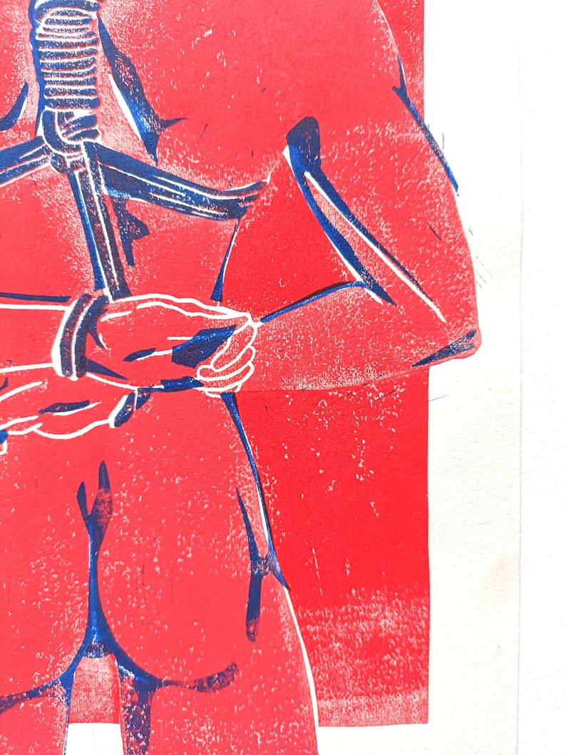 Pu&ograve; includere: Stampa linoleografica rossa e blu raffigurante due figure. Una figura tiene una corda, il corpo dell'altra figura &egrave; visibile. La stampa ha un aspetto strutturato, con le forme definite da linee audaci e blocchi di colore.