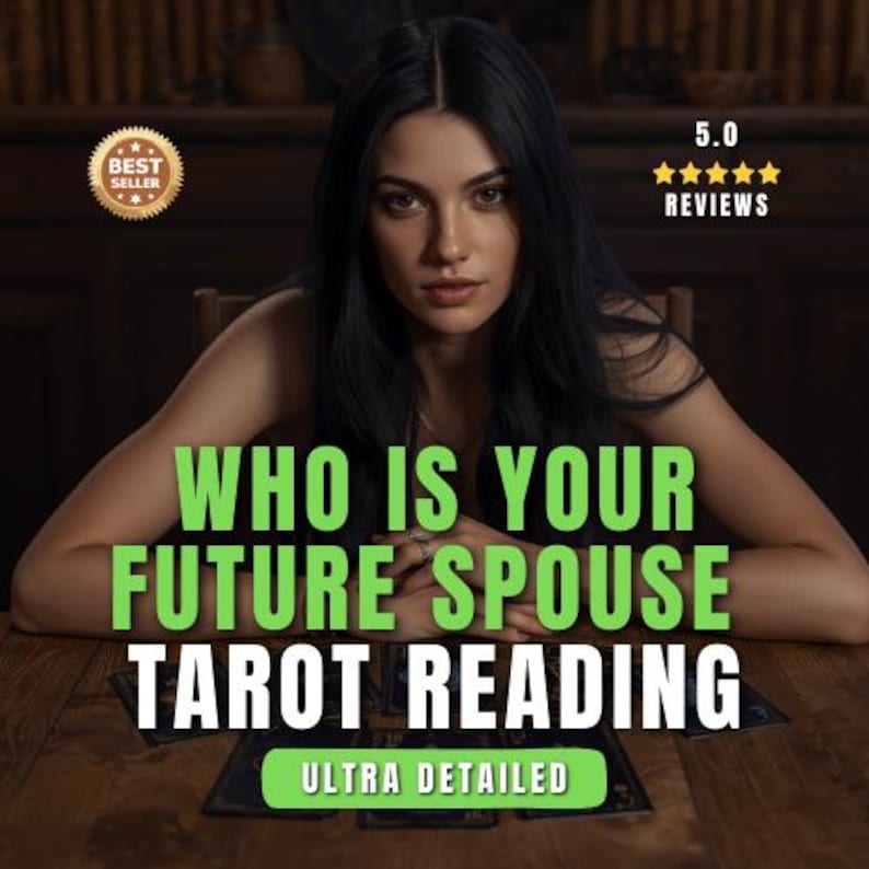 Puede incluir: Una mujer con cabello largo y negro est&aacute; sentada en una mesa de madera con cartas del tarot. El texto "WHO IS YOUR FUTURE SPOUSE TAROT READING" se muestra en verde. La imagen tambi&eacute;n incluye una insignia de "M&aacute;s vendido" y una calificaci&oacute;n de 5 estrellas.