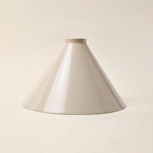 Handgjord krämfärgad metallskärm med pendel | Vintage lantlig belysning | Glansig elfenbensvit kupollampskärm