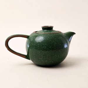 Puede incluir: Un letrero de madera hecho a mano con la palabra "Welcome" escrita a mano. El letrero está pintado de blanco con un acabado envejecido y un pequeño corazón decorativo. Diseñado para uso en interiores o exteriores.