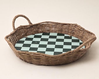 Bandeja de servir de ratán a cuadros verdes con borde festoneado – Cesta redonda de estilo rústico inspirada en MacKenzie-Childs