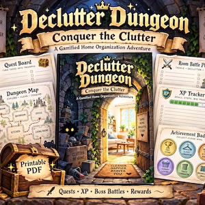 Puede incluir: Juego de organización del hogar Declutter Dungeon que incluye un libro de reglas, tablero de misiones, mapa de mazmorra, planificador de batallas, rastreador de XP e insignias. El diseño presenta un cofre del tesoro y gráficos de fantasía.