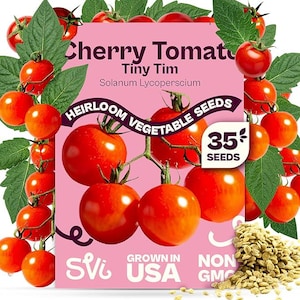 Peut inclure: Un paquet de graines de tomates cerises Tiny Tim, variété héritage. Le paquet rose présente des images de tomates rouges mûres sur la vigne. Le paquet indique "Grown in USA" et contient 35 graines.