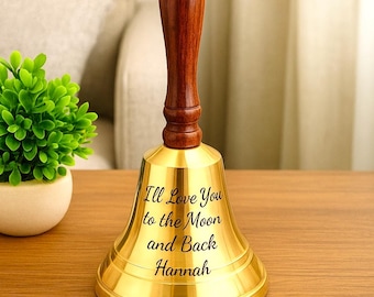 スイスの伝統的な大型カウベル。黒いベルと装飾された革のストラップ