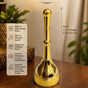K&ouml;nnte beinhalten: Eine polierte goldfarbene Messing-Handglocke mit einem langen, schlanken Griff und einem ausgestellten Fu&szlig;. Der Text Elegant Brass Hand Bell ist zu sehen, mit einer H&ouml;he von 11,5 cm und einem Durchmesser von 4,5 cm auf dem Bild.