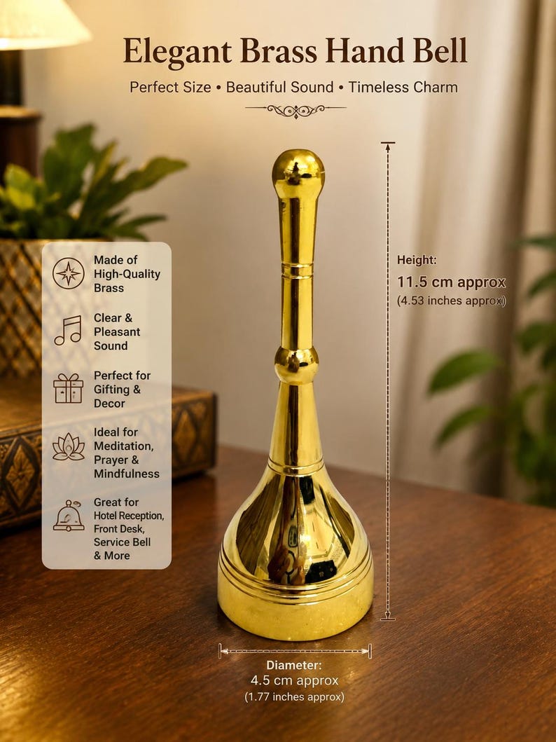 K&ouml;nnte beinhalten: Eine polierte goldfarbene Messing-Handglocke mit einem langen, schlanken Griff und einem ausgestellten Fu&szlig;. Der Text Elegant Brass Hand Bell ist zu sehen, mit einer H&ouml;he von 11,5 cm und einem Durchmesser von 4,5 cm auf dem Bild.