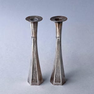 Art Deco silverpläterade ljusstakar, par, franska. 1930-talet. Geometrisk design, modernistiska koniska hållare