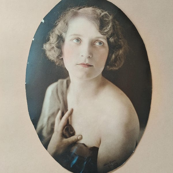 Inquietante fotografia antica colorata a mano, firmata Alice Owen Reading – Foto edoardiana colorata a mano