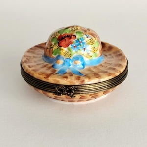 Könnte beinhalten: Eine weiße Keramik-Tasse mit schwarzem Henkel und dem Text "But First, Coffee" in fetter, schwarzer Schrift. Die Tasse steht vor einem neutralen Hintergrund, der ihr schlichtes Design hervorhebt.