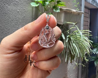 Handgesneden hanger van helder kwarts in de vorm van een negenstaartvos, hanger van helder kwarts met negenstaartvos voor een ketting, kristal voor het kruinchakra