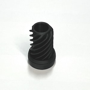 Op de afbeelding: Een zwarte, 3D-geprinte flesstopper met een uniek, spiraalvormig ontwerp. De stopper heeft een geribbelde, getextureerde buitenkant en een cilindrische bovenkant. De basis is een massieve, cirkelvormige schijf. Het object staat tegen een witte achtergrond.