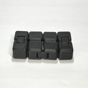 Giocattolo calmante Infinity Cube Fidget | Cubo sensoriale antistress | Giocattolo sensoriale per il sollievo da ADHD e ansia | Giocattolo silenzioso Infinity 3D