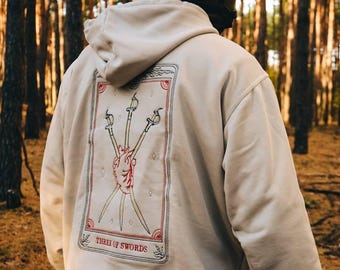 Felpa oversize con cappuccio ricamata – La carta dei tarocchi "TRE DI SPADE" – Streetwear unisex