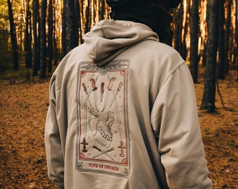 Felpa oversize con cappuccio ricamata – Carta dei Tarocchi "NINE OF SWORDS" – Streetwear unisex