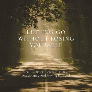 Puede incluir: Un libro de ejercicios titulado Letting Go Without Losing Yourself: A Gentle Workbook For Healing, Acceptance And Moving Forward. La portada muestra una fotografía de una carretera pavimentada hacia un bosque soleado.