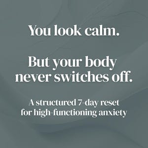 Puede incluir: Imagen con texto: "Pareces calmado. Pero tu cuerpo nunca se apaga. Un reinicio estructurado de 7 días para la ansiedad de alto funcionamiento." El fondo es de color verde azulado apagado con un diseño sutil y fluido.