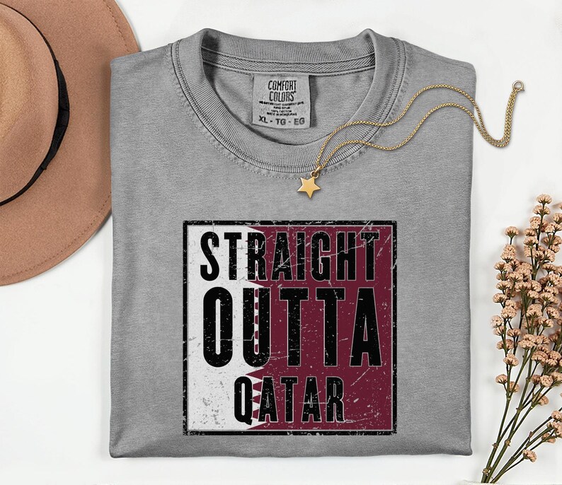 Straight Outta Qatar Flag Graphic Tee, Comfort Colors® World Soccer Streetwear, Football Fans Country Culture Gift Unisex T-Shirt bild 9