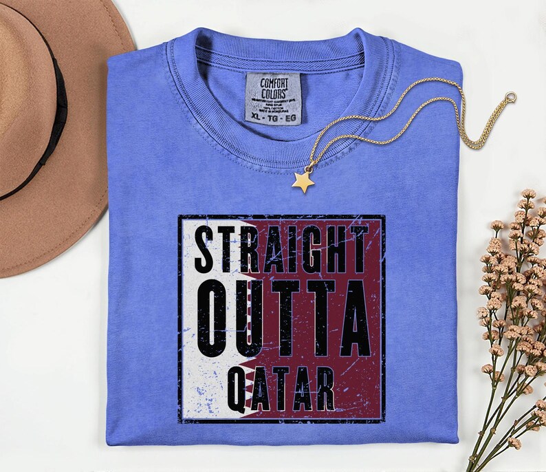 Straight Outta Qatar Flag Graphic Tee, Comfort Colors® World Soccer Streetwear, Football Fans Country Culture Gift Unisex T-Shirt bild 7