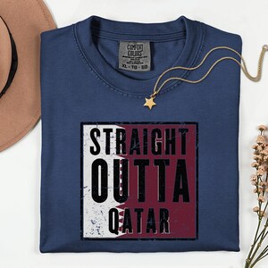 Straight Outta Qatar Flag Graphic Tee, Comfort Colors® World Soccer Streetwear, Football Fans Country Culture Gift Unisex T-Shirt bild 13