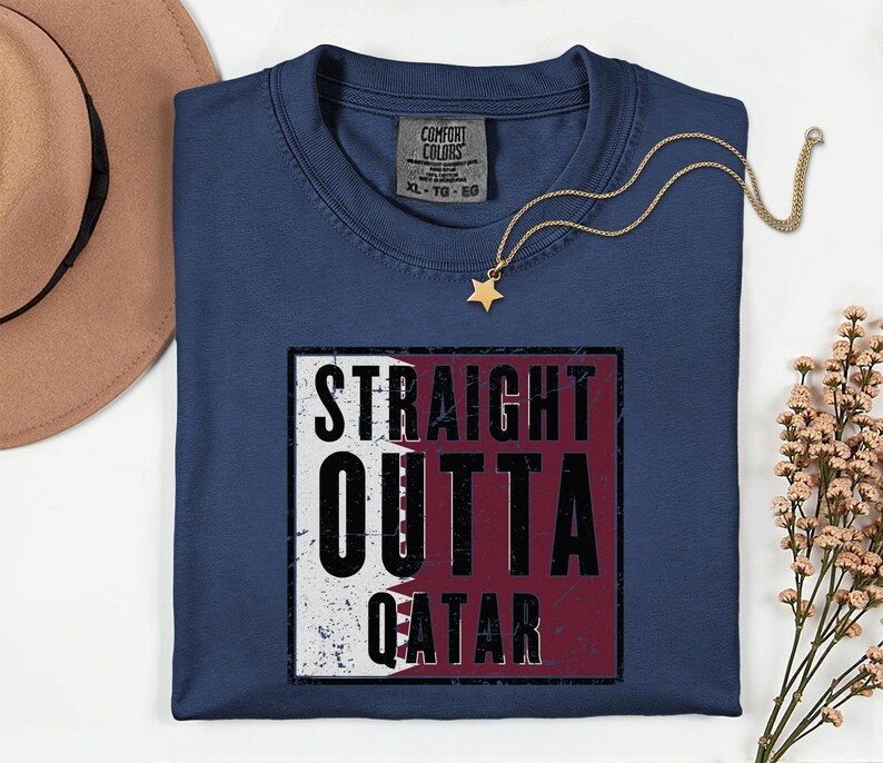 Straight Outta Qatar Flag Graphic Tee, Comfort Colors® World Soccer Streetwear, Football Fans Country Culture Gift Unisex T-Shirt bild 13