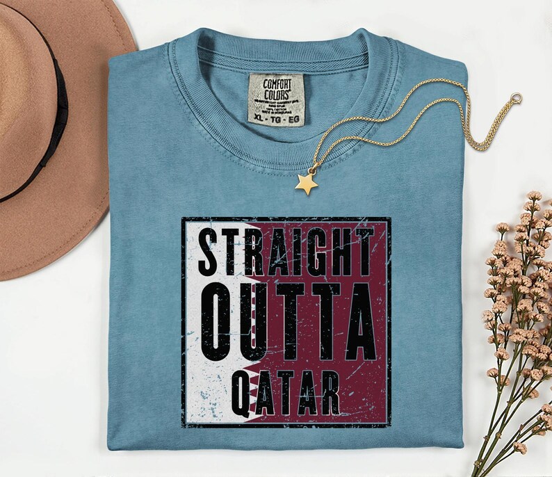 Straight Outta Qatar Flag Graphic Tee, Comfort Colors® World Soccer Streetwear, Football Fans Country Culture Gift Unisex T-Shirt bild 10