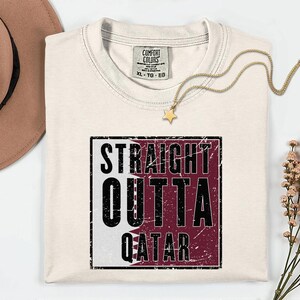 Straight Outta Qatar Flag Graphic Tee, Comfort Colors® World Soccer Streetwear, Football Fans Country Culture Gift Unisex T-Shirt bild 11