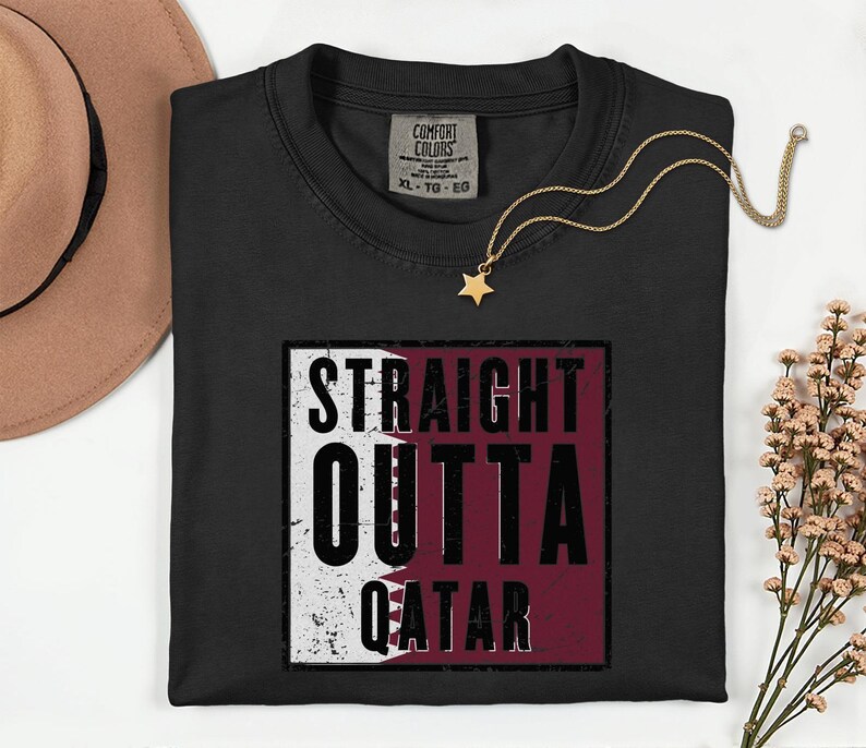 Straight Outta Qatar Flag Graphic Tee, Comfort Colors® World Soccer Streetwear, Football Fans Country Culture Gift Unisex T-Shirt bild 3