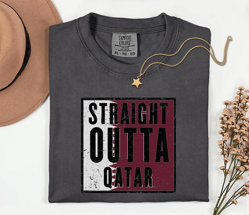 Straight Outta Qatar Flag Graphic Tee, Comfort Colors® World Soccer Streetwear, Football Fans Country Culture Gift Unisex T-Shirt bild 8