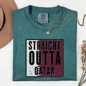 Straight Outta Qatar Flag Graphic Tee, Comfort Colors® World Soccer Streetwear, Football Fans Country Culture Gift Unisex T-Shirt bild 5