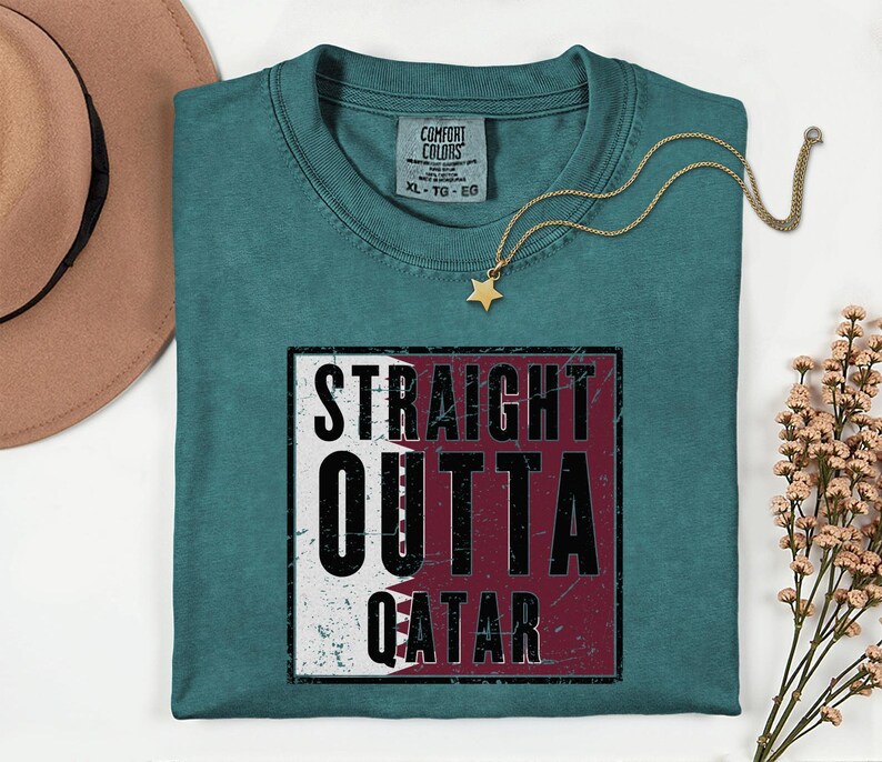 Straight Outta Qatar Flag Graphic Tee, Comfort Colors® World Soccer Streetwear, Football Fans Country Culture Gift Unisex T-Shirt bild 5