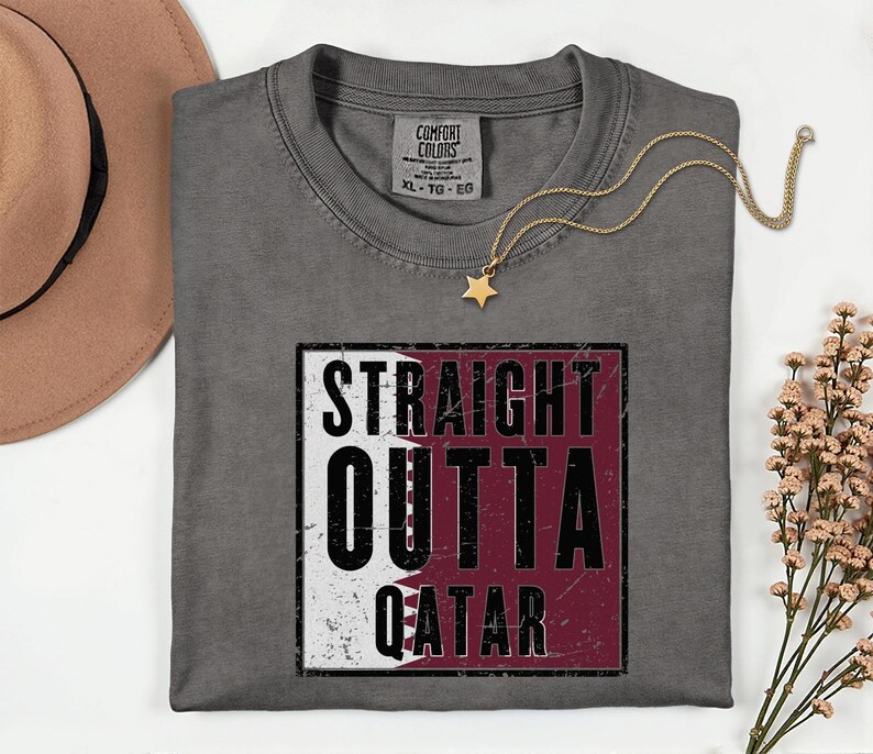 Straight Outta Qatar Flag Graphic Tee, Comfort Colors® World Soccer Streetwear, Football Fans Country Culture Gift Unisex T-Shirt bild 15