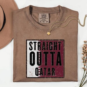 Straight Outta Qatar Flag Graphic Tee, Comfort Colors® World Soccer Streetwear, Football Fans Country Culture Gift Unisex T-Shirt bild 2