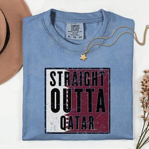 Straight Outta Qatar Flag Graphic Tee, Comfort Colors® World Soccer Streetwear, Football Fans Country Culture Gift Unisex T-Shirt bild 4
