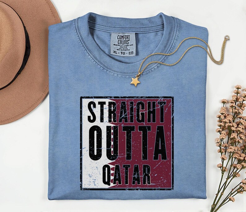 Straight Outta Qatar Flag Graphic Tee, Comfort Colors® World Soccer Streetwear, Football Fans Country Culture Gift Unisex T-Shirt bild 4