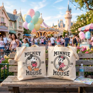 Może przedstawiać: Dwie pł&oacute;cienne torby z motywami Myszki Miki i Myszki Minnie. Torba Myszki Miki ma czarno-biały wizerunek Myszki Miki w czerwonej koszuli i ż&oacute;łtych butach. Torba Myszki Minnie ma czarno-biały wizerunek Myszki Minnie w czerwonej sukience w kropki.