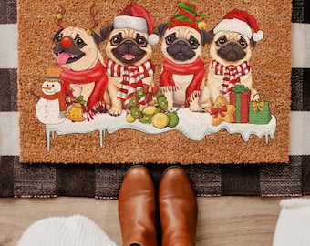 Könnte beinhalten: Rechteckige Fußmatte mit vier Cartoon-Möpsen, die für Weihnachten gekleidet sind. Die Möpse tragen Weihnachtsmützen, Schals und Rentiergeweihe. Ein Schneemann und Geschenke sind ebenfalls auf der Matte abgebildet, die braun ist.