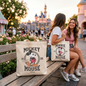 Może przedstawiać: Rustykalny drewniany szyld z napisem "Welcome to our home" w białych literach. Szyld ma postarzaną powierzchnię i prosty, zachęcający design, idealny na ganek lub do wejścia.