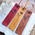 Bookmark personalized with name and birth flower, leather look engraving, minimalist flower design, birthday gift for girlfriend or colleague product logo