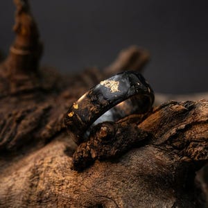 銅片入りカーボンファイバーリング、樹脂バンド、ユニークなステートメントジュエリー