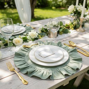 Puede incluir: Un juego de tres tazas de cerámica con un acabado mate moteado. Las tazas son de color crema, gris claro y gris oscuro. Cada taza tiene un diseño minimalista, ideal para café o té.