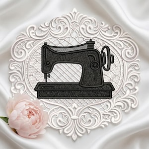 Może przedstawiać: Czarny haft maszyny do szycia w białej, ozdobnej ramie, na białym satynowym tle. Różowa piwonia znajduje się w lewym dolnym rogu. Odpowiedni do projektów rzemieślniczych i krawieckich.