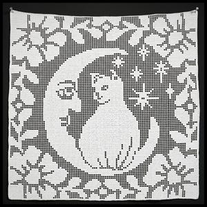 Peut inclure: Une tenture murale carrée en crochet blanc présentant un motif en grille noire représentant un chat assis à l'intérieur d'un croissant de lune au visage humain. Le motif est entouré d'une bordure de fleurs stylisées et d'étoiles à quatre branches.