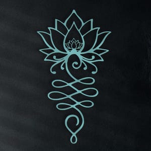 Peut inclure: Décor mural en forme de fleur de lotus turquoise avec un design stylisé. Le lotus est au-dessus d'un symbole d'infini. L'art mural est monté sur un mur noir. La pièce comprend également un canapé noir avec des coussins turquoise et des étagères avec des vases turquoise.