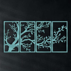 Könnte beinhalten: Vierteilige Wandkunst mit einem türkisfarbenen Astdesign auf schwarzem Hintergrund. Das Kunstwerk befindet sich über einem dunkelgrauen Sofa mit türkisfarbenen Kissen. Dekorative Vasen und Regale sind im Hintergrund zu sehen.