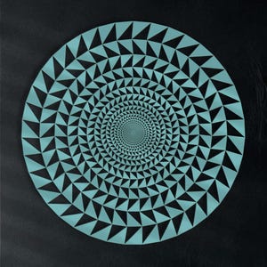 Puede incluir: Una gran obra de arte mural redonda con un diseño geométrico turquesa y negro. La obra presenta un patrón en espiral de triángulos, creando una ilusión óptica. La pieza está montada en una pared oscura, complementando la combinación de colores turquesa y negro. La habitación también tiene jarrones y cojines turquesas.